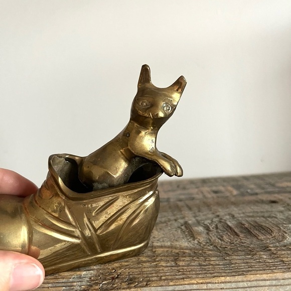 Brass boot with cat paperweight - Picture 3 of 5